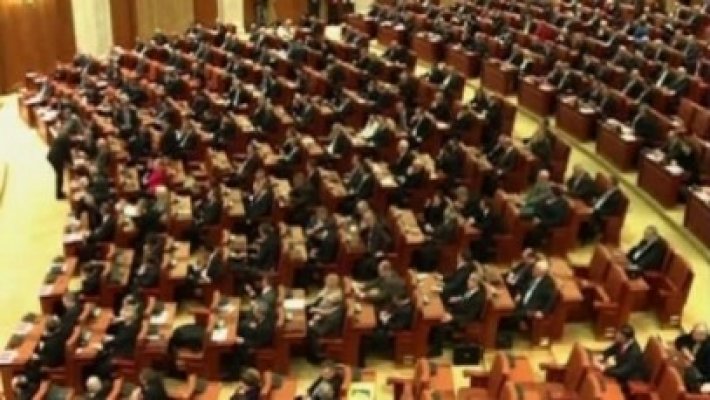 E oficial! Guvernul poate emite ordonanţe în vacanţă